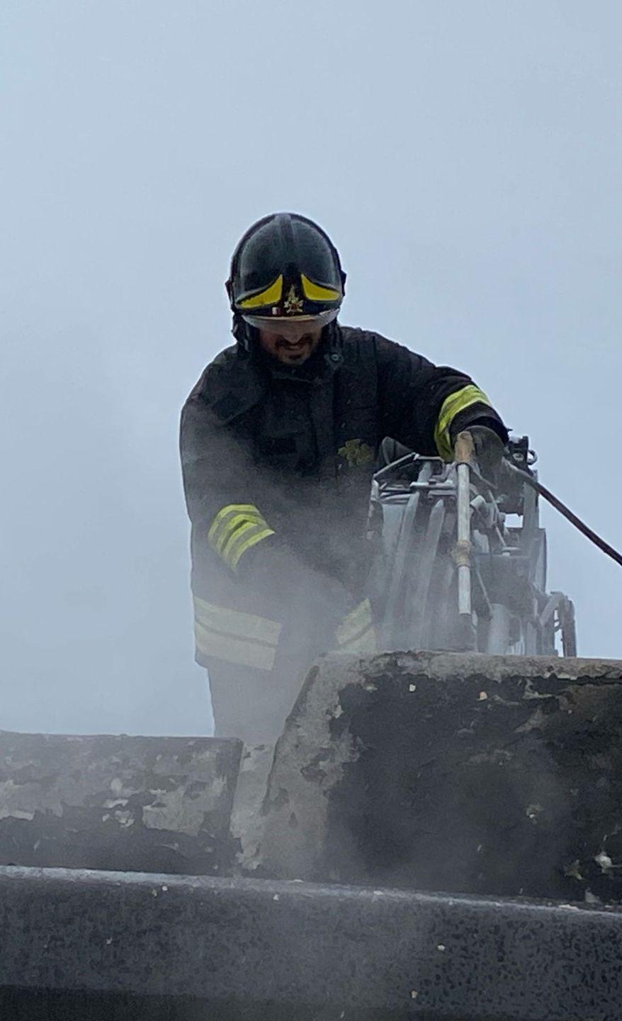 L'incendio a Sarule ferma la Maffei, pronta la fuga dall’isola 