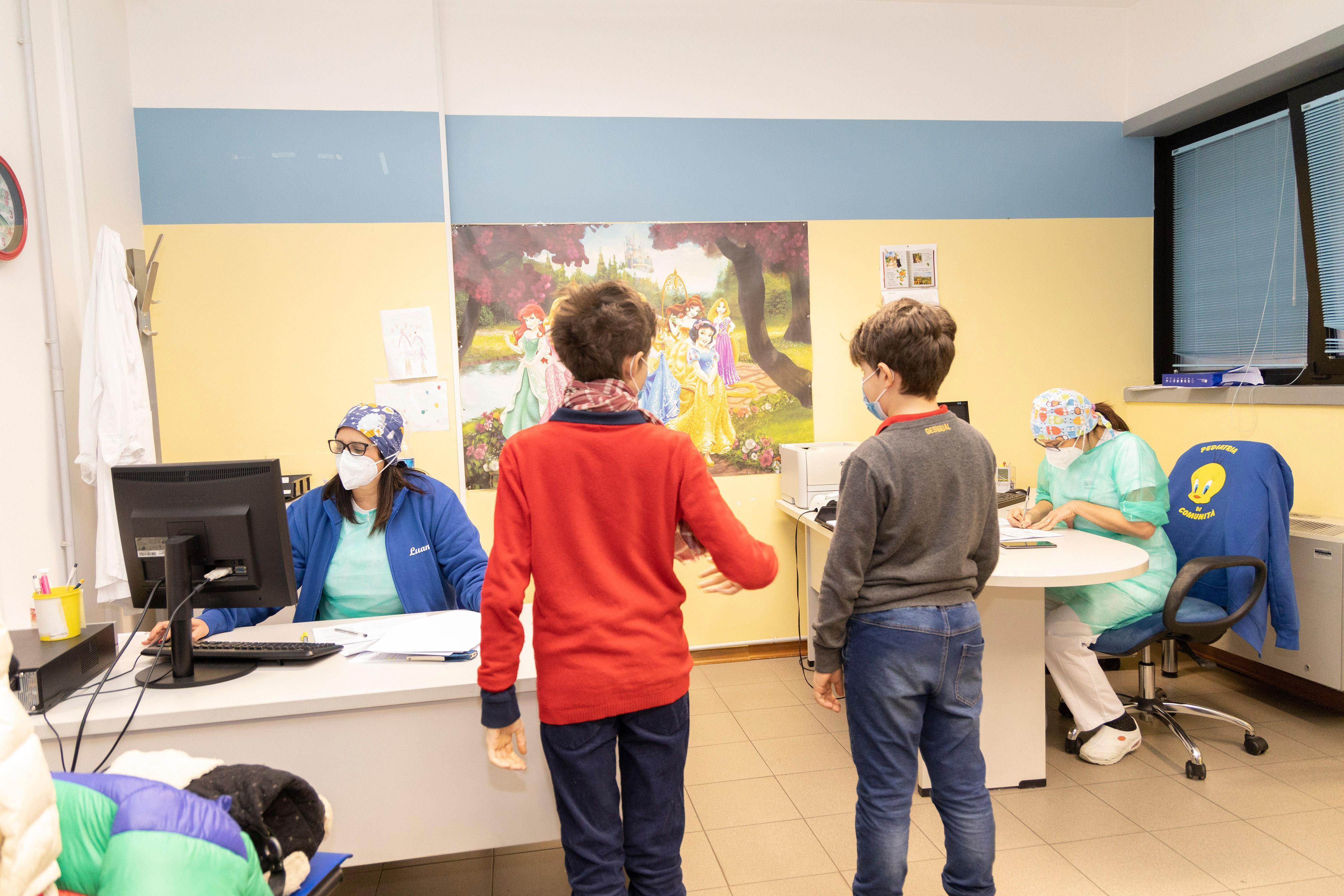 Bambini modenesi in fila per il loro vaccino I genitori: «Fiducia nei pediatri»