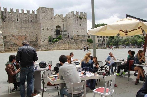 Bar e ristoranti, prorogato l'ampliamento del suolo pubblico a Prato. Regole più stringenti per sedie e ombrelloni 