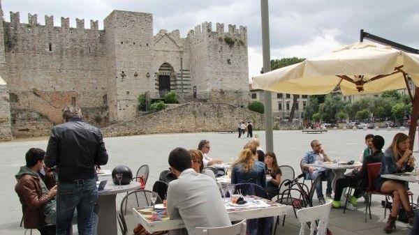 Bar e ristoranti, prorogato l'ampliamento del suolo pubblico a Prato. Regole più stringenti per sedie e ombrelloni