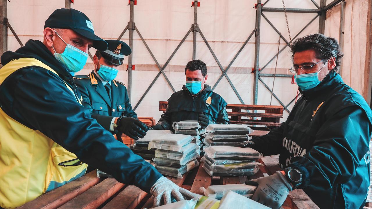 Anno 2020: finanzieri e doganieri sequestrano un carico di cocaina nel porto di Livorno