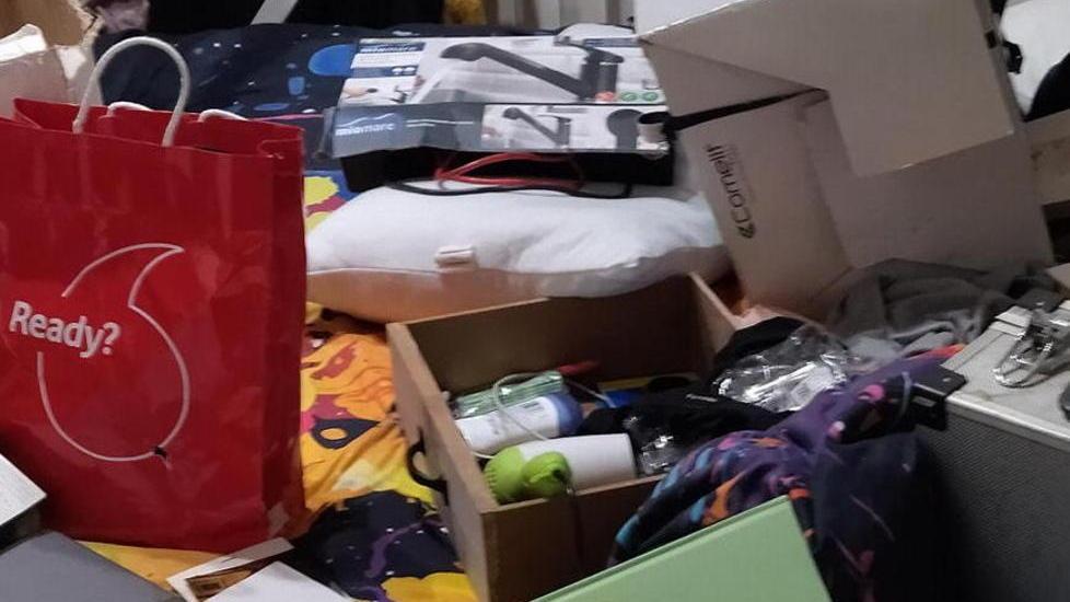 I danni lasciati dai ladri dopo il furto a casa di Di Bella