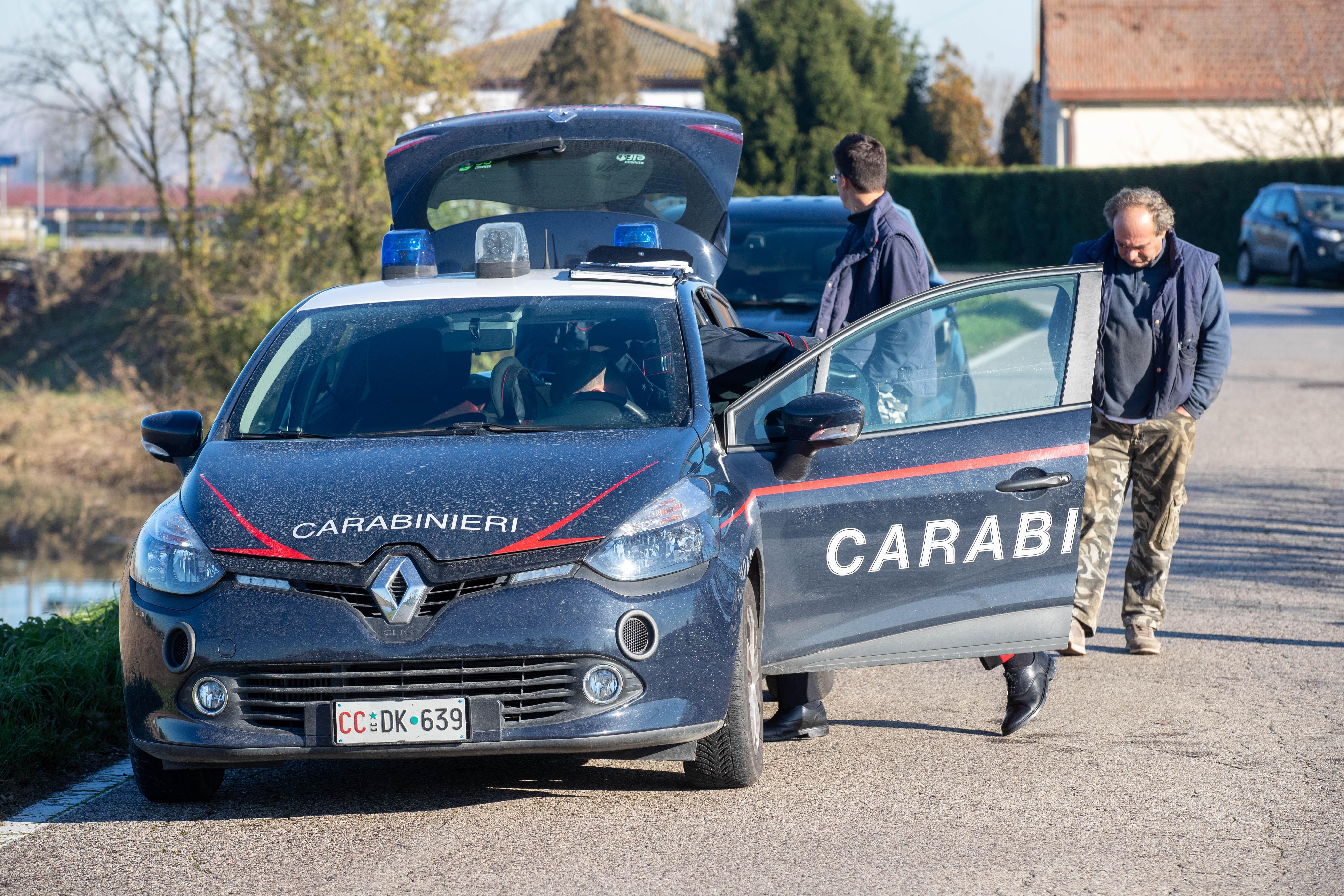 Con l'auto in bilico sul canale profondo due metri, salvata un'87enne 