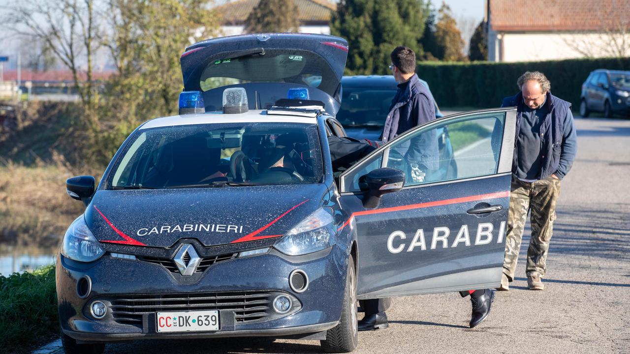 Con l'auto in bilico sul canale profondo due metri, salvata un'87enne