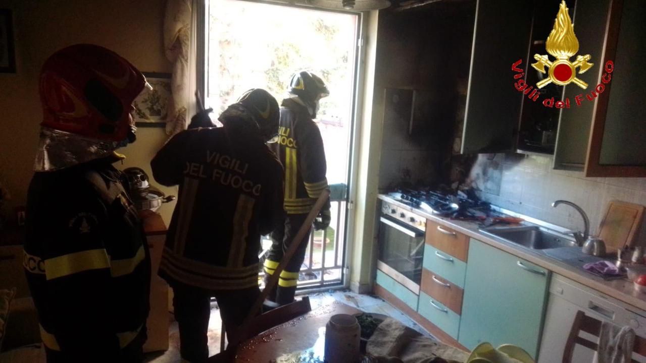 Pentolino sul fuoco s'incendia in una casa a Nuoro e le fiamme avvolgono i mobili