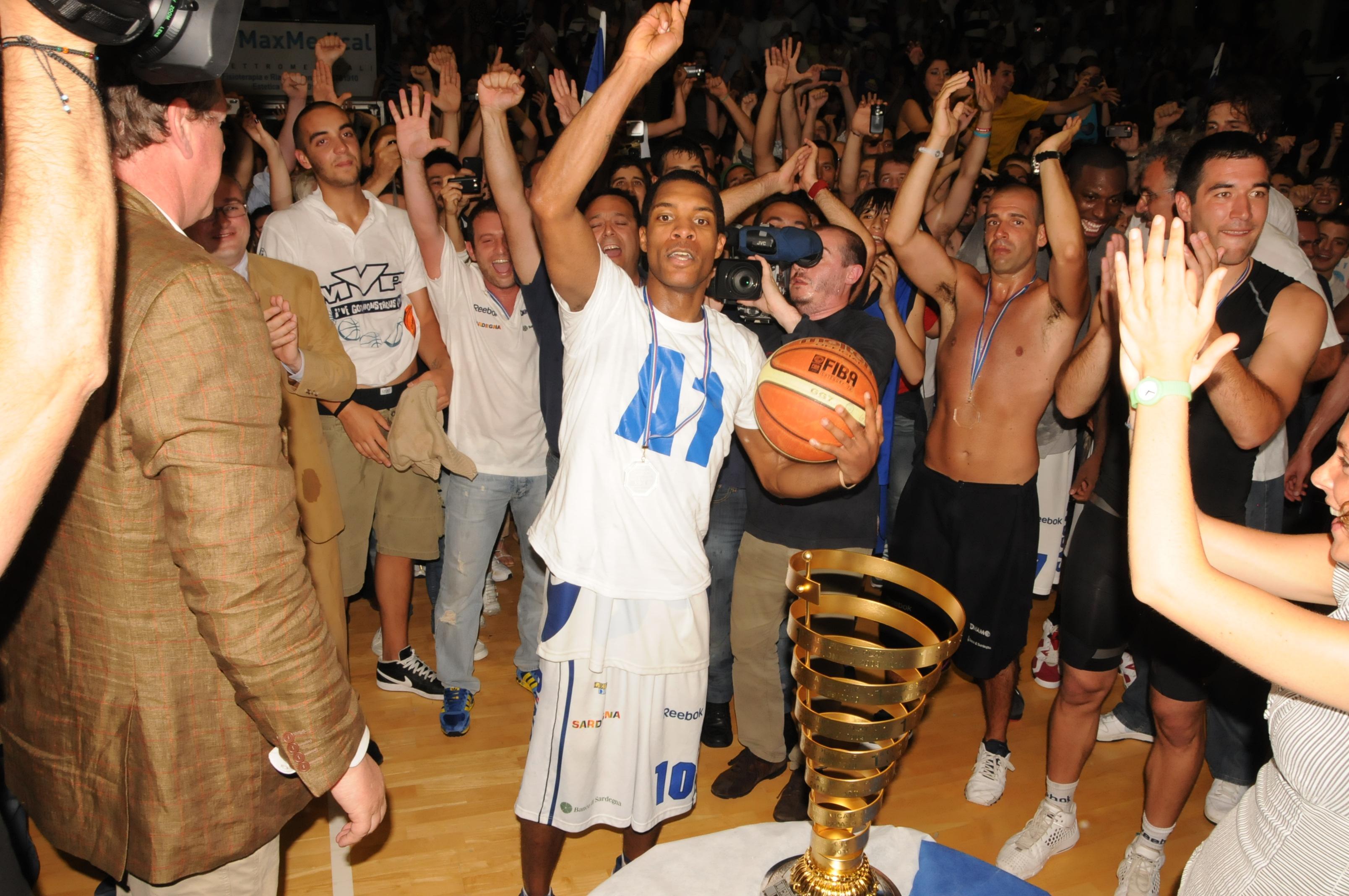 Il play americano Jason Rowe festeggia con i tifosi la promozione della Dinamo in serie A1