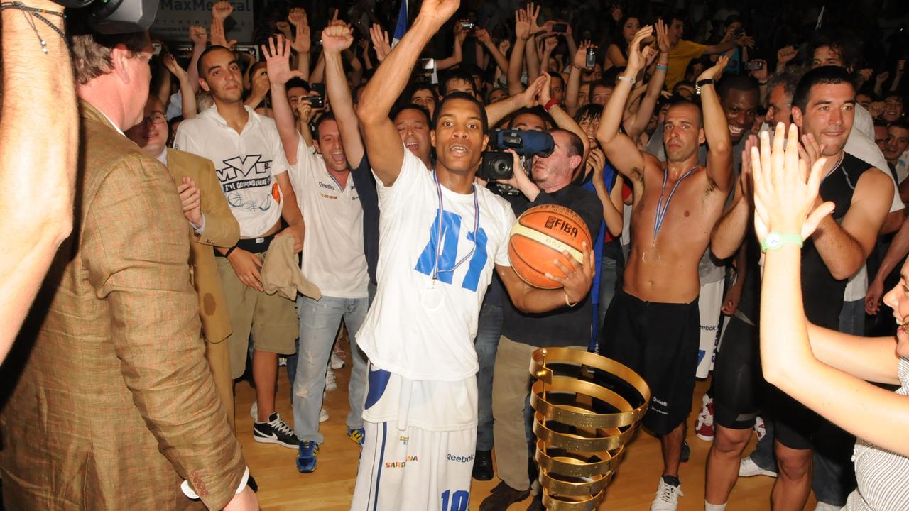 Il play americano Jason Rowe festeggia con i tifosi la promozione della Dinamo in serie A1
