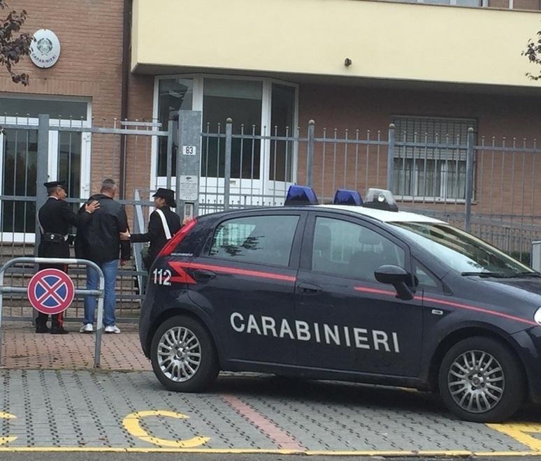 Formigine. Ladro arrestato tra il fumo nella vasca da bagno 