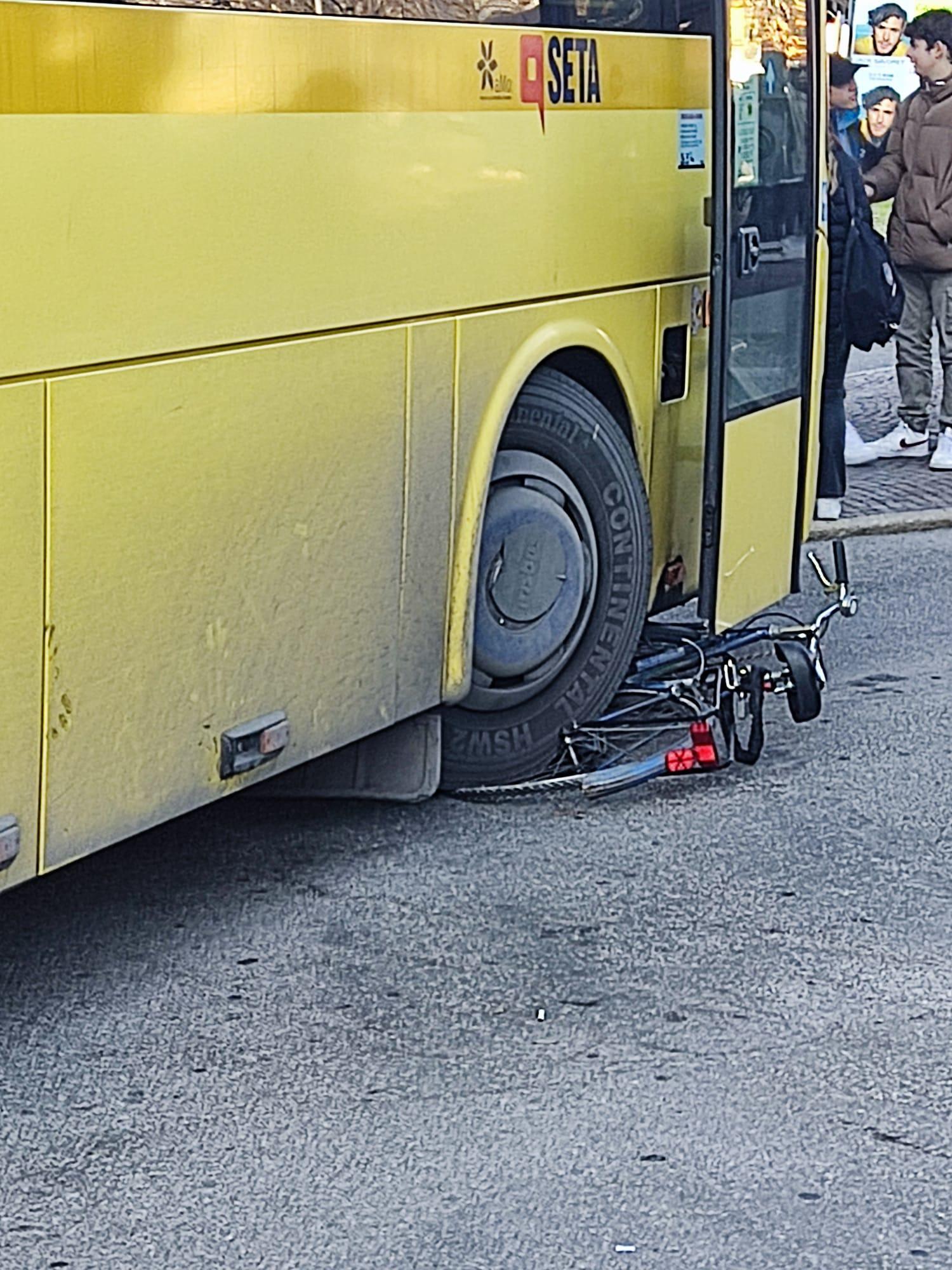 Modena. Paura in autostazione Bus schiaccia una bicicletta 