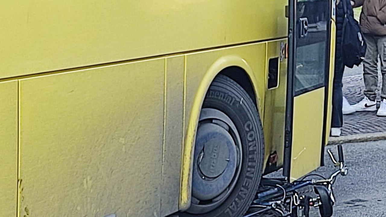 Modena. Paura in autostazione Bus schiaccia una bicicletta