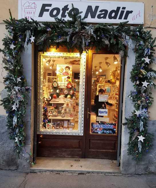 Da Idea Casa brillano i simboli del Natale Le foto di Nadir diventano addobbi 
