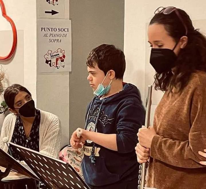 Lo spettacolo “L’arte di ricevere donando” E per i regali, tanti calendari e segnalibri 
