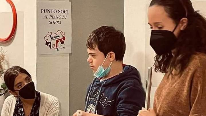 Lo spettacolo “L’arte di ricevere donando” E per i regali, tanti calendari e segnalibri