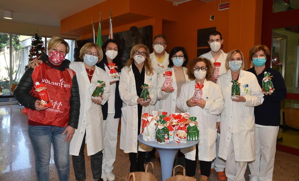 Sacchetti con dolci e giochi per i pazienti della pediatria
