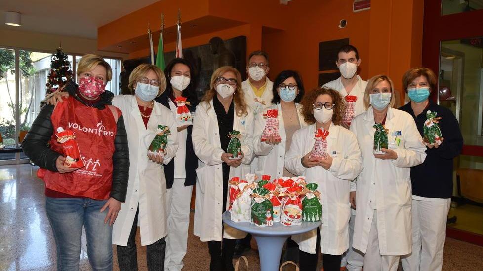 Sacchetti con dolci e giochi per i pazienti della pediatria