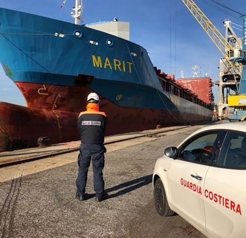 «Gravi carenze a bordo» bloccata una nave da carico 