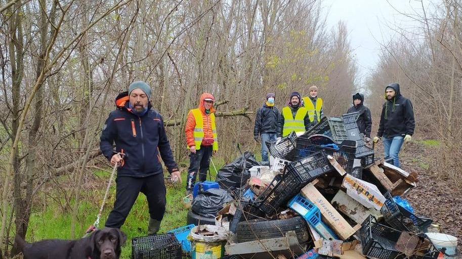 Tutte le piazzole di sosta ridotte a discariche di rifiuti
