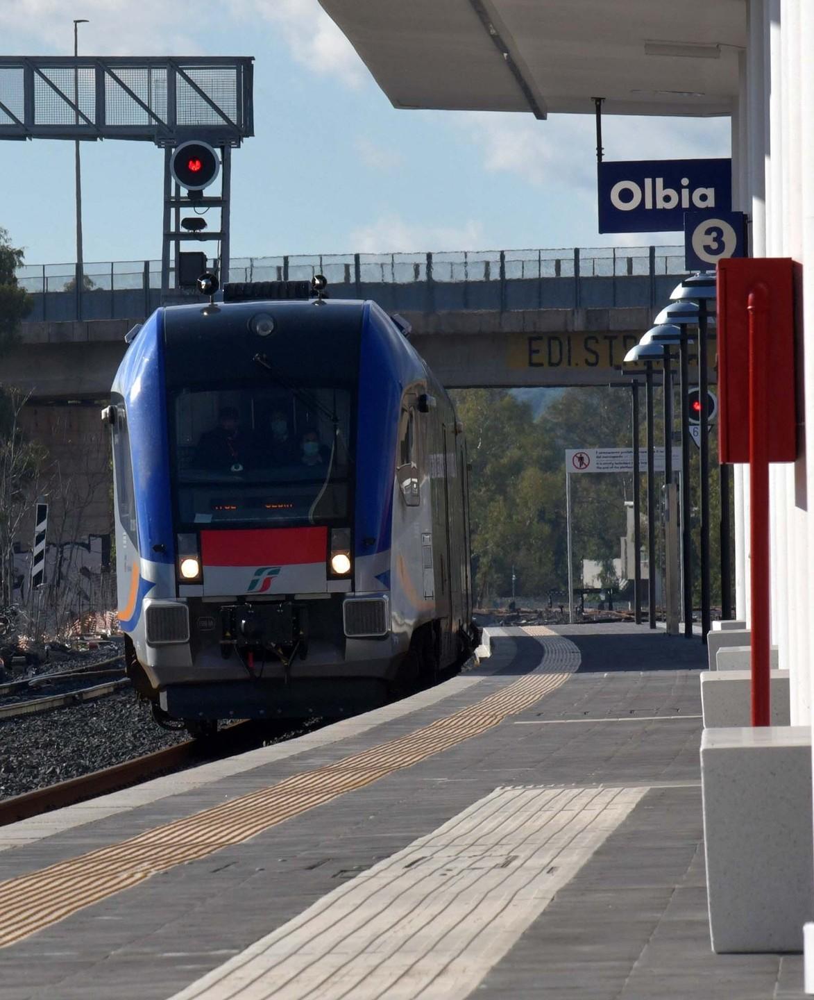 I binari arriveranno in aeroporto e a Cala Moresca