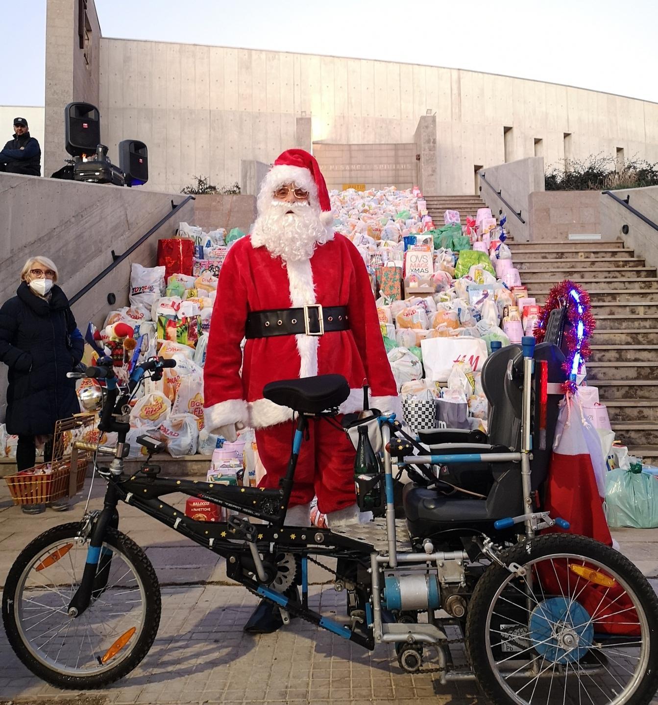 Il miracolo di Natale si ripete doni e cibo invadono la scalinata