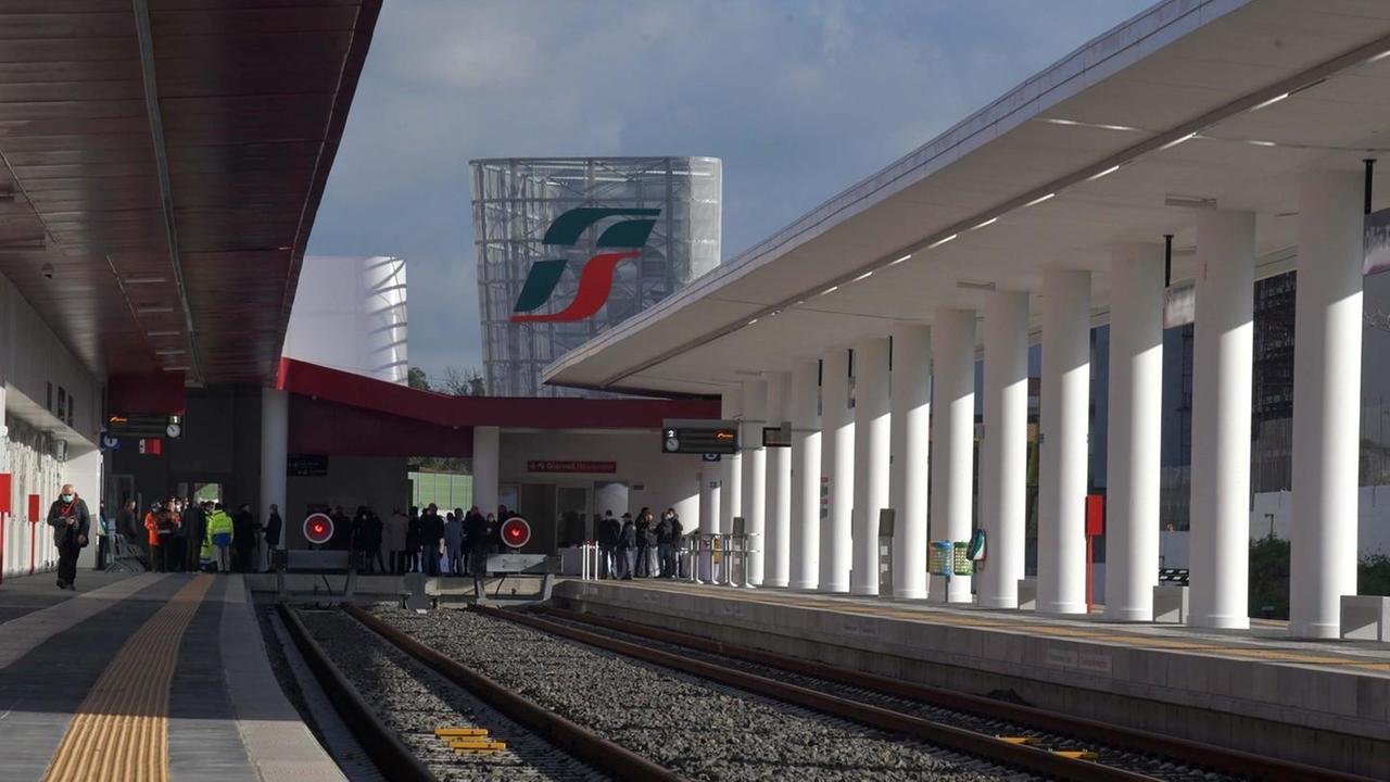 In stazione arriva il primo treno