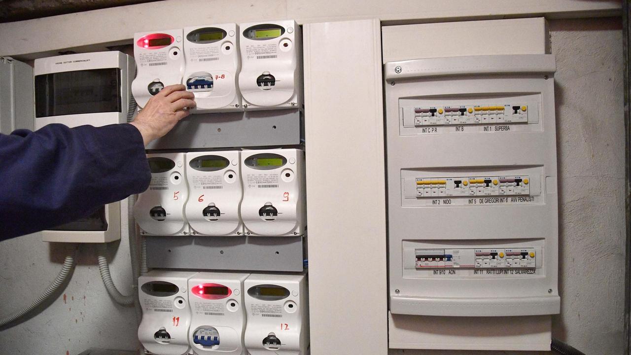 Luce e gas, bollette tagliate per 29 milioni di famiglie. E c'è il pagamento a rate