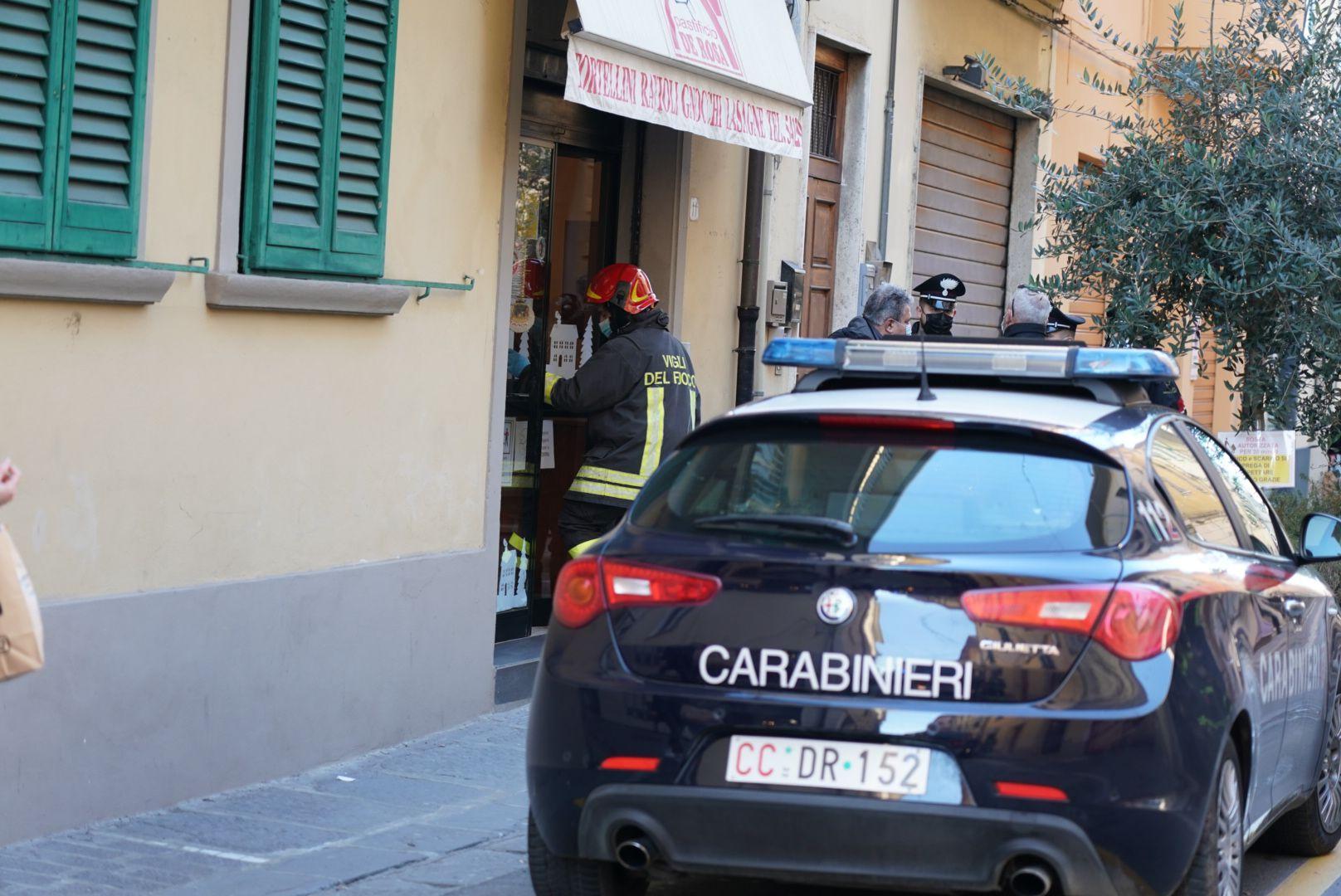 Carabinieri e vigili del fuoco in via Guerrazzi (foto Franco Silvi)