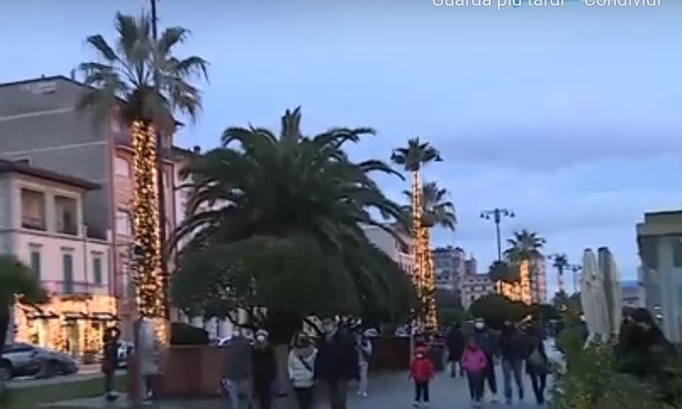 Viareggio, l’assessore ai negozianti: «Pagate metà luminarie» 