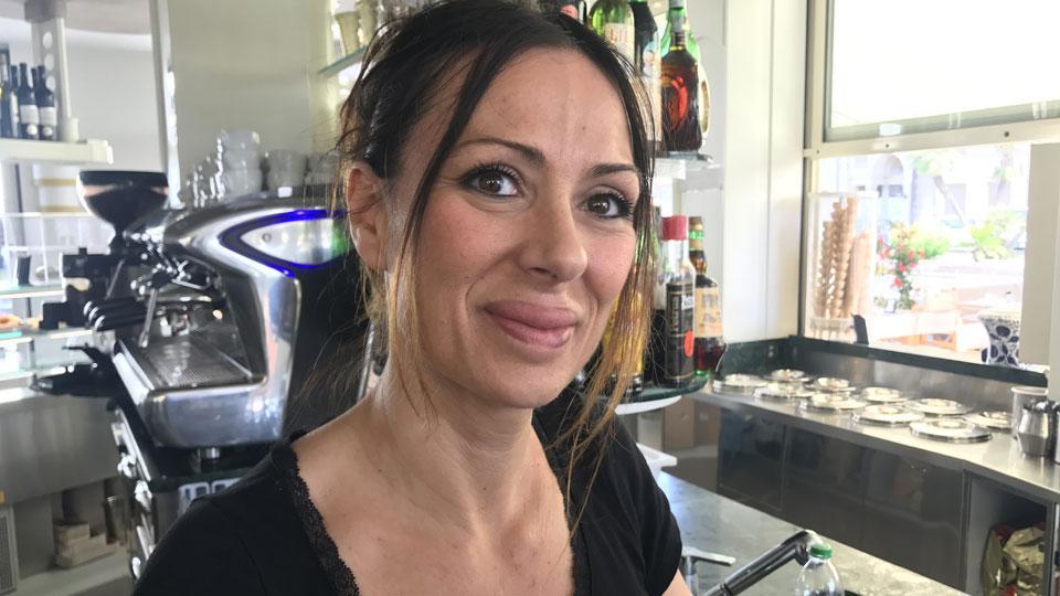 Anna Catanese, ultima titolare dello storico bar gelateria Orsi in Passeggiata che come tutti i locali ha dovuto cercare di sopravvivere alla pandemia da covid Nella foto a destra una serata al bar Orsi che si era imposto come punto di ritrovo per le serate musicali di giovani e giovanissimi, viareggini e turisti