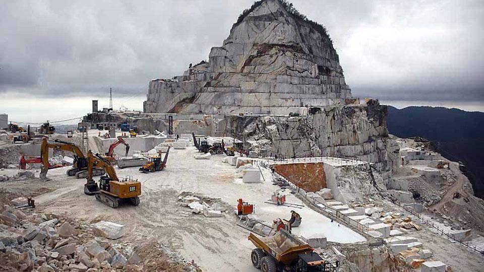 Ricorsi del marmo, gli avvocati apuani strigliano il sindaco di Carrara: «Uscita infelice»