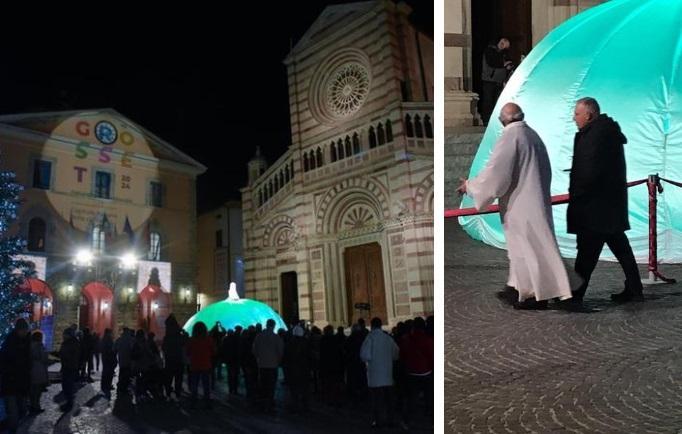 Lo spettacolo "Gran Dama" davanti al duomo, giovedì 16 dicembre, e a destra don Piero mentre si sfoga con il sindaco per il rumore che disturba la preghiera in cattedrale (foto Agenzia Bf)