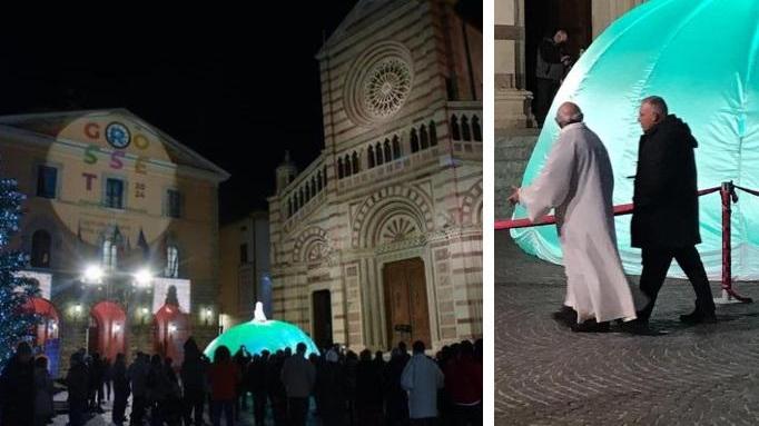 Lo spettacolo "Gran Dama" davanti al duomo, giovedì 16 dicembre, e a destra don Piero mentre si sfoga con il sindaco per il rumore che disturba la preghiera in cattedrale (foto Agenzia Bf)