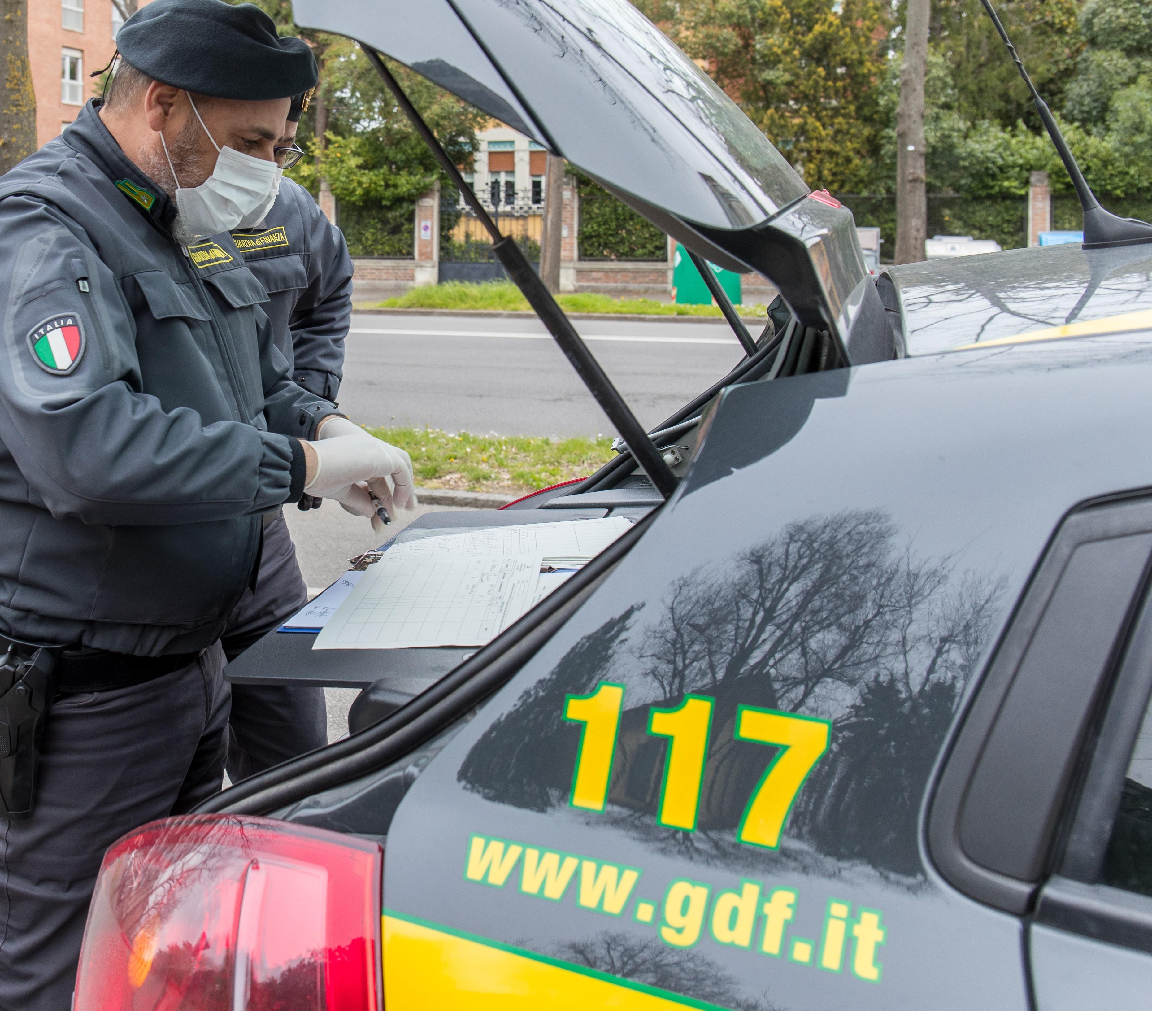 Sequestrati cinquemila insetticidi, commerciante denunciato a Follonica