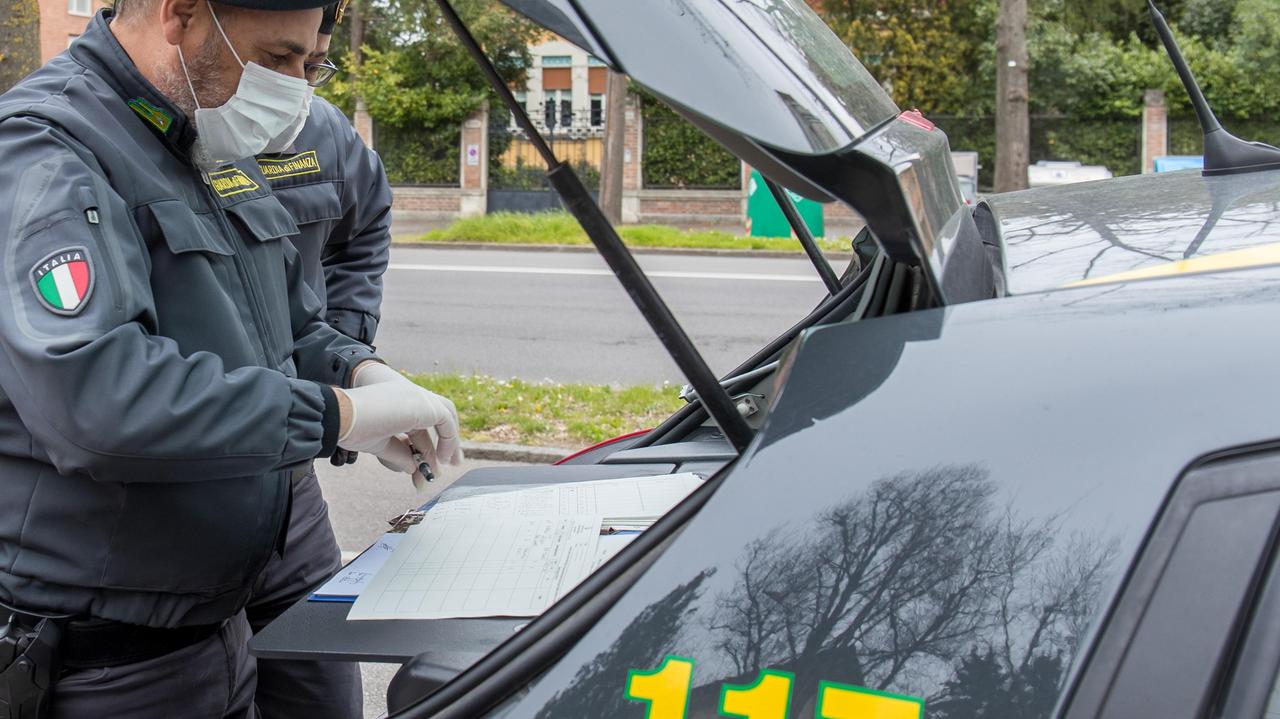 Sequestrati cinquemila insetticidi, commerciante denunciato a Follonica