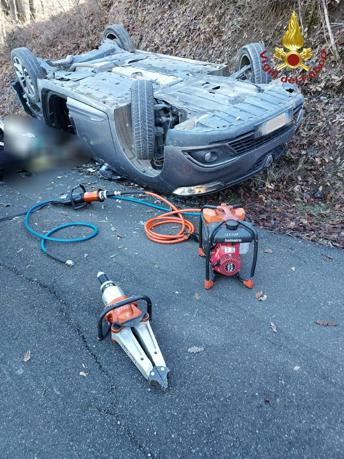 Pavullo, auto esce di strada e si  rovescia: donna resta incastrata 