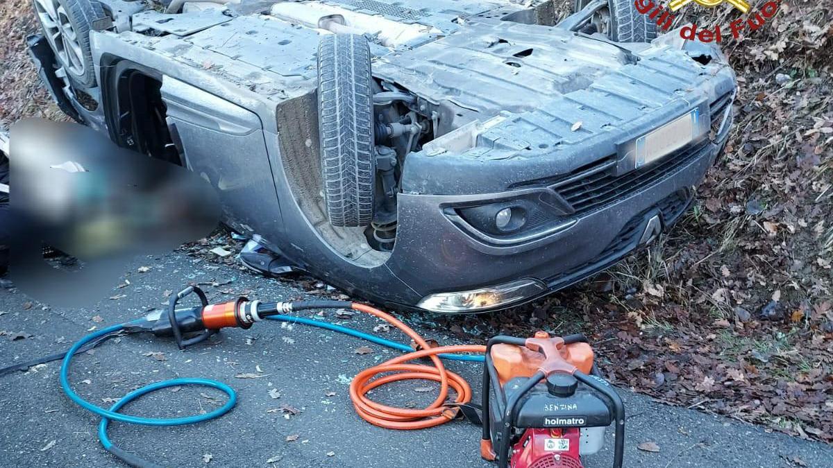 Pavullo, auto esce di strada e si rovescia: donna resta incastrata