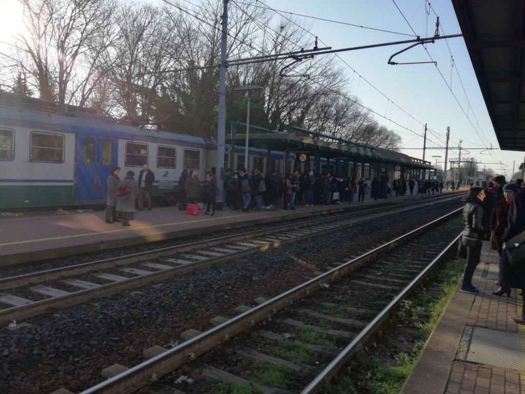 Treno Modena-Carpi ancora disagi. "Noi utenti lasciati 2 ore e 30 al freddo senza bus sostitutivo" 