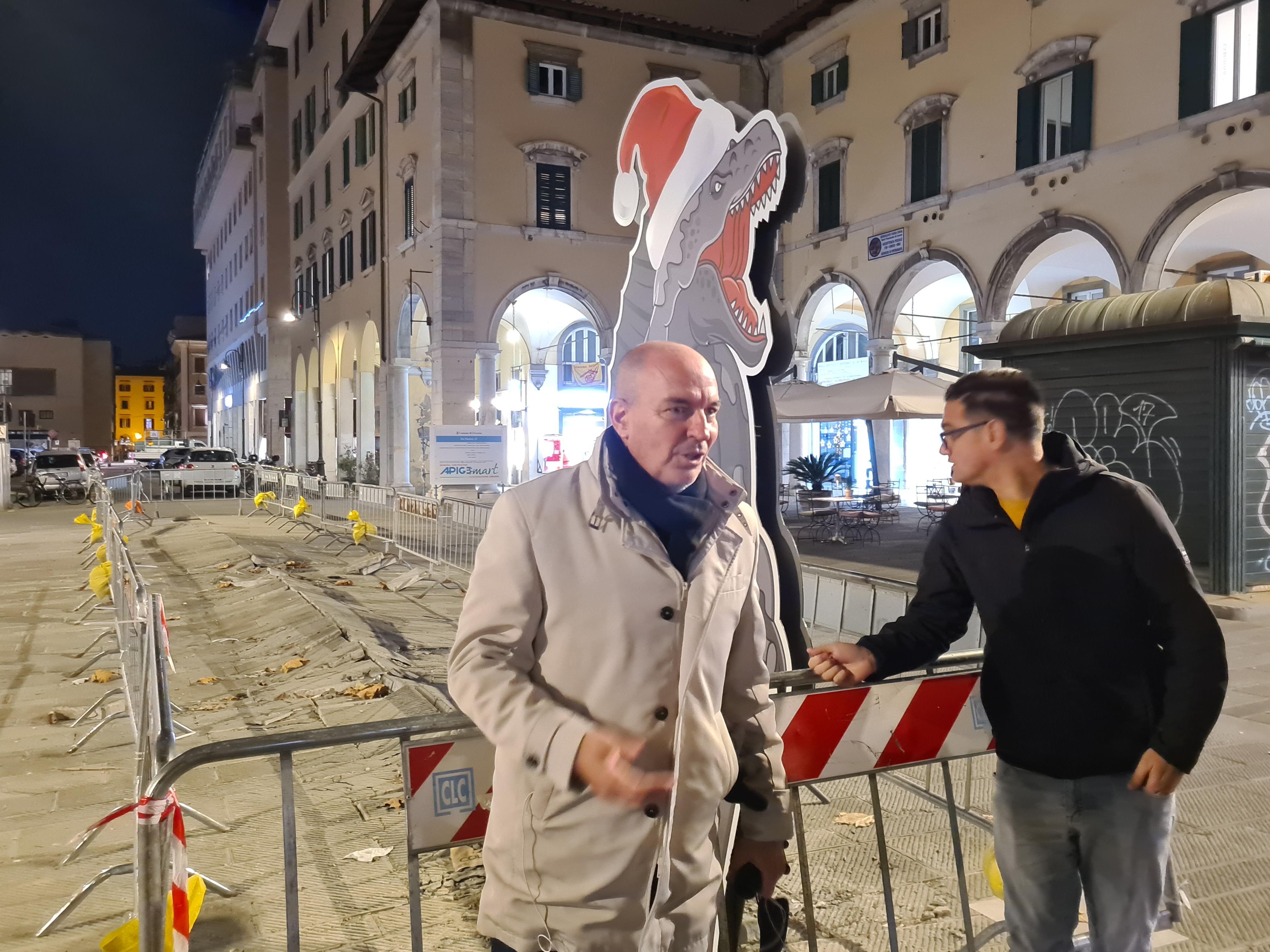 Il sindaco Luca Salvetti con Godzilla (foto Daniele Stefanini/Silvi)