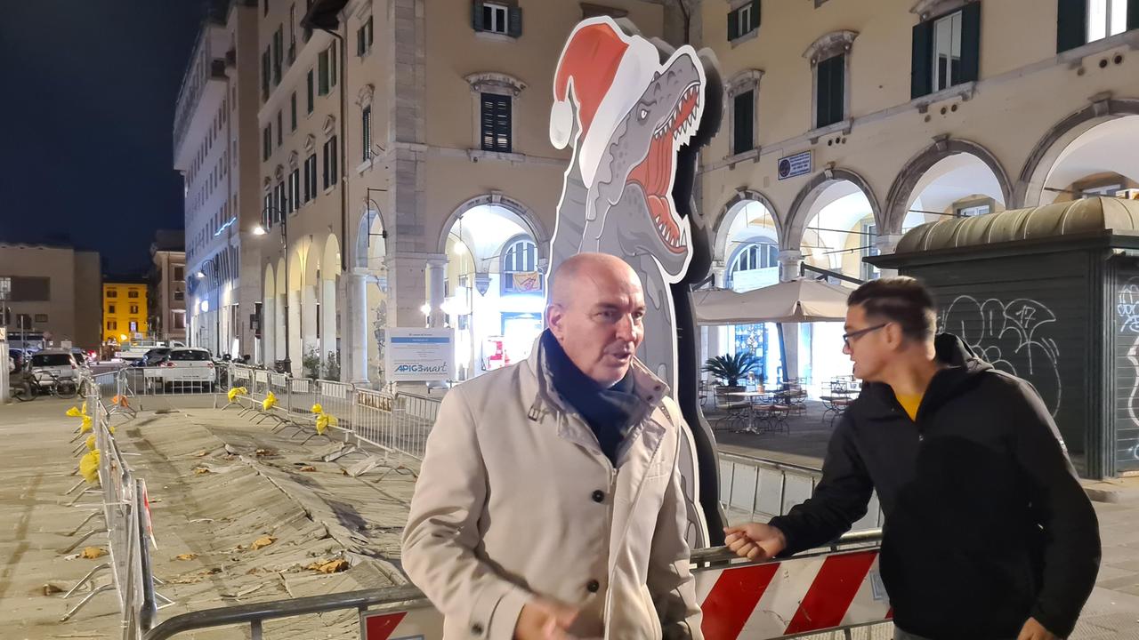 Il sindaco Luca Salvetti con Godzilla (foto Daniele Stefanini/Silvi)