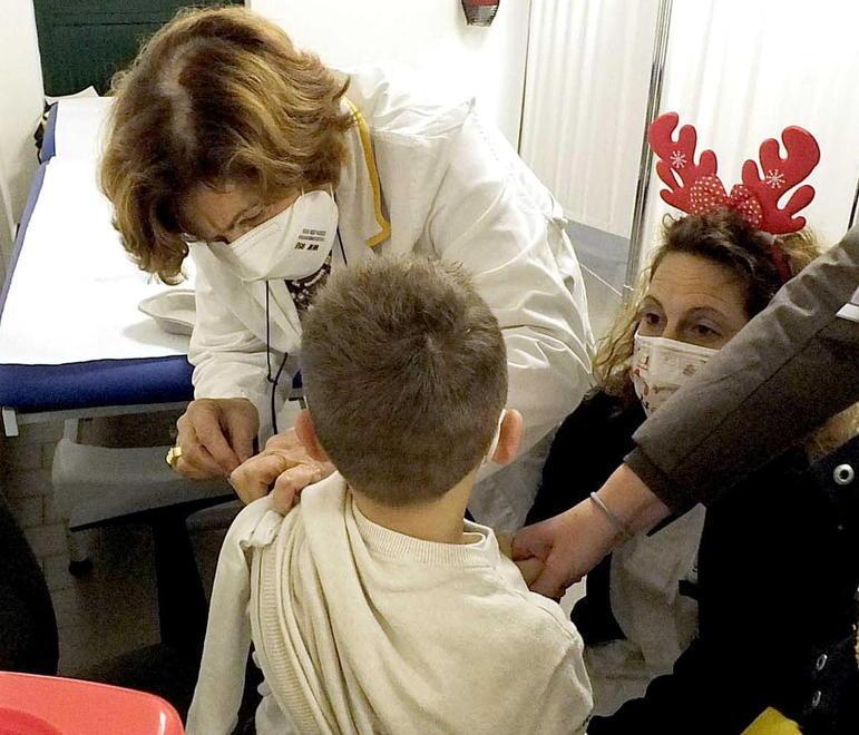 Jacopo Paolicchi mentre viene vaccinato (foto Fabio Muzzi)