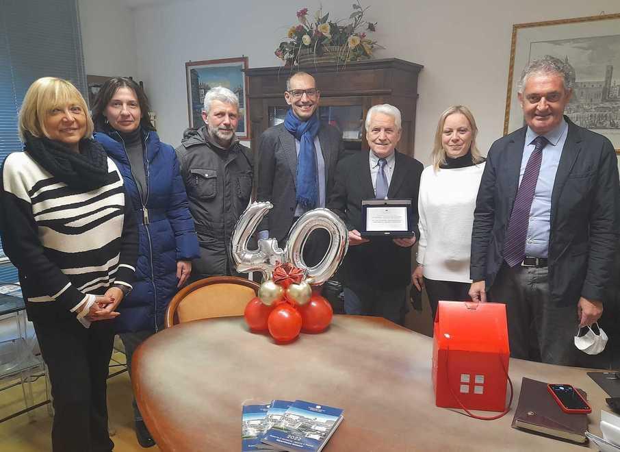 La consegna della targa a Pierluigi Bernardeschi