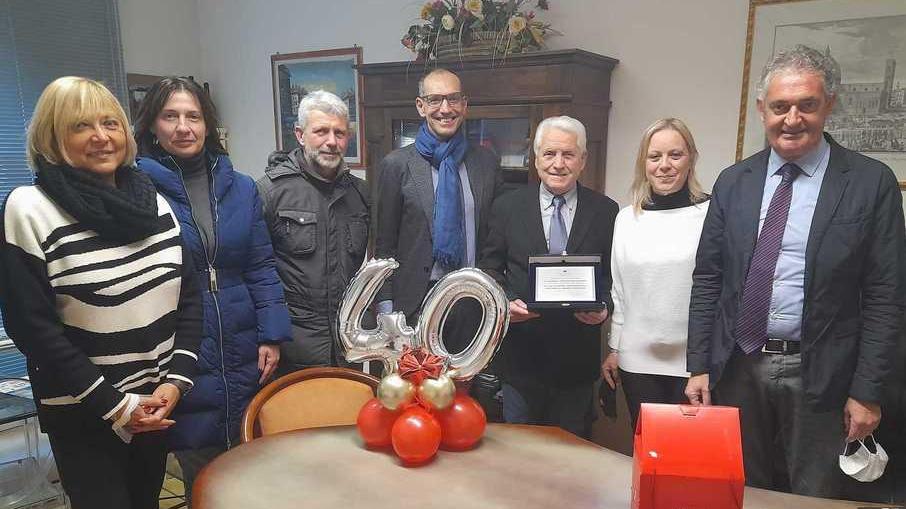 La consegna della targa a Pierluigi Bernardeschi