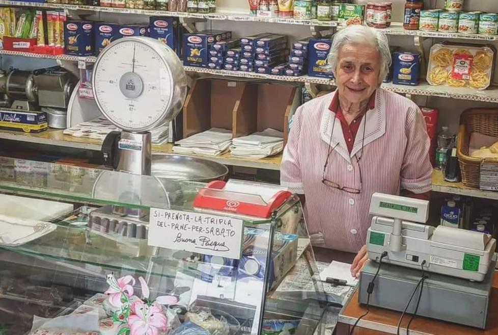 Franca Cugini all’interno del suo alimentari a Nocetolo di Gattatico