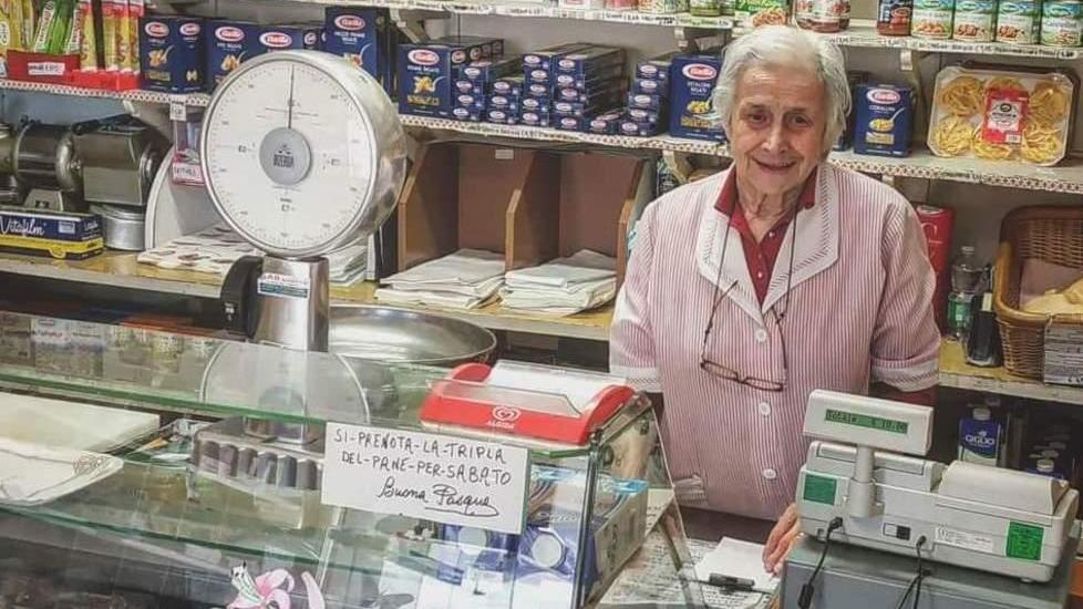 Franca Cugini all’interno del suo alimentari a Nocetolo di Gattatico