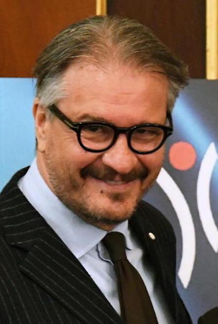Il brindisi e la musica in piazza Mazzini per ora sono un ricordo