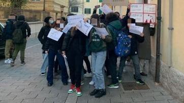 «Aule gelide, abbiamo freddo» La protesta di 400 studenti
