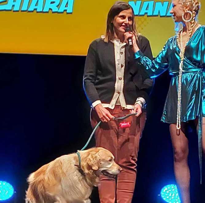 Tale cane, tale padrone la sfilata al teatro Era delle coppie a sei zampe premia Sabbia e Riccardo