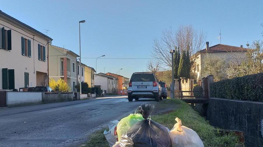 Alia toglie il cassonetto i residenti organizzano la protesta dei sacchetti