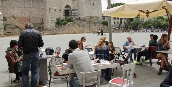Bar e ristoranti, un altro anno con più spazio fuori dai locali 