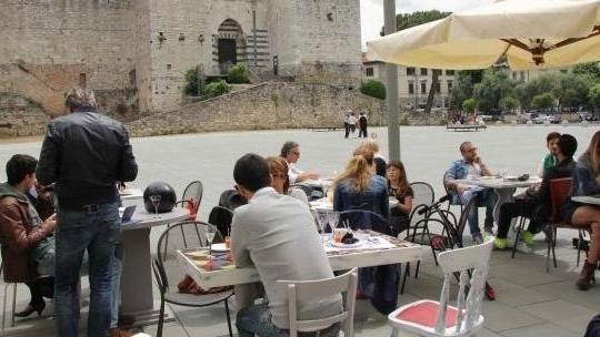 Bar e ristoranti, un altro anno con più spazio fuori dai locali