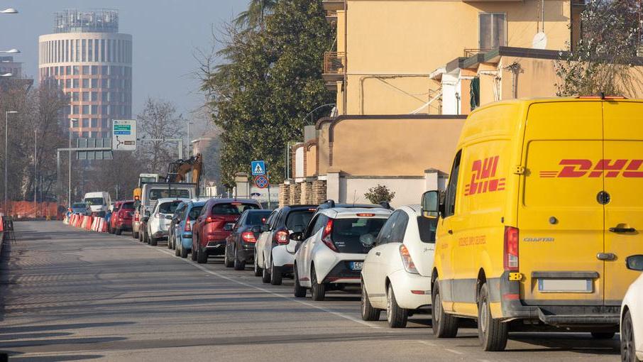 Via Darsena, trappola traffico Lavori a rilento, tante proteste